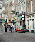 118287 Gezicht op een draaiorgelman in de Choorstraat te Utrecht.